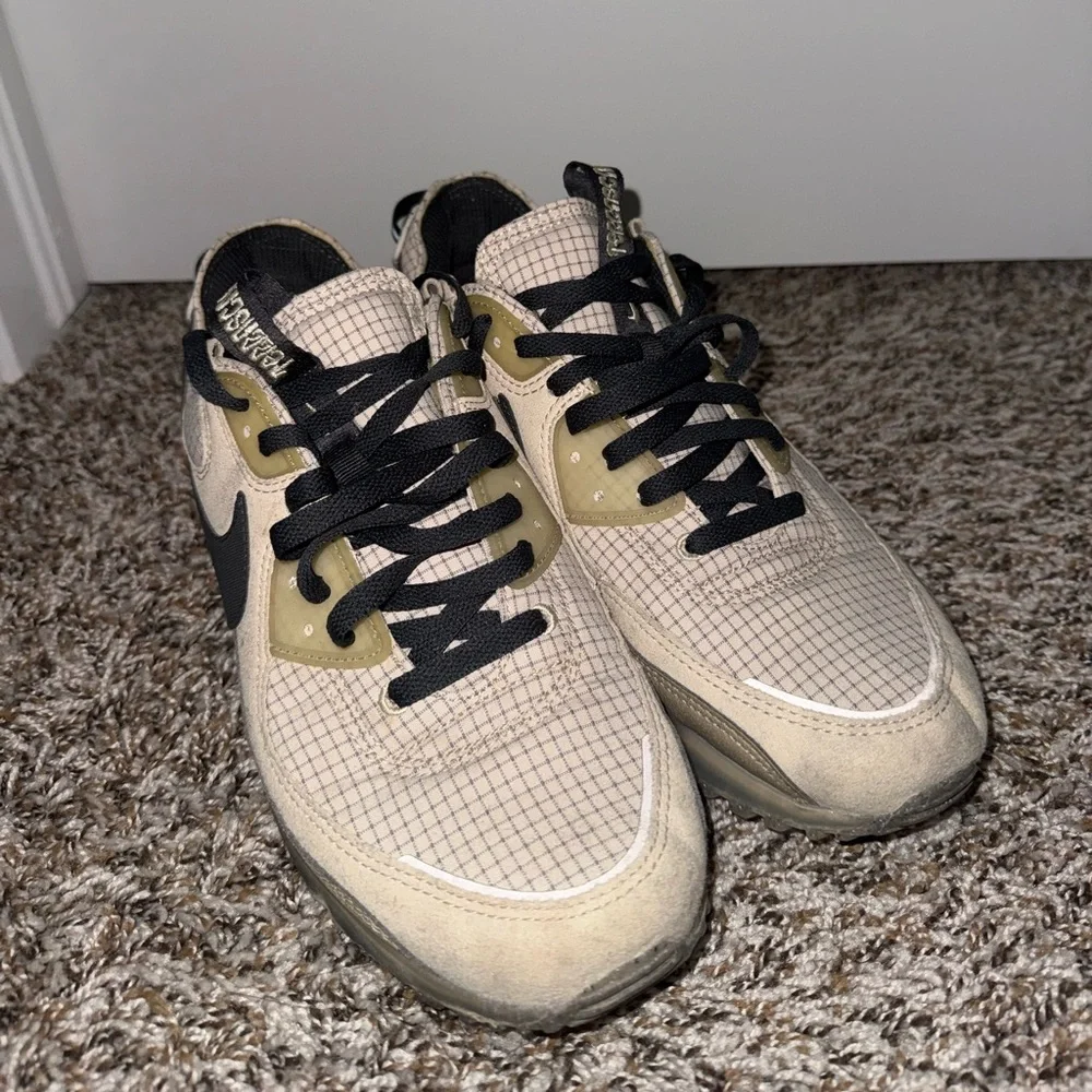 Nike Men's Tan Black Sneakers